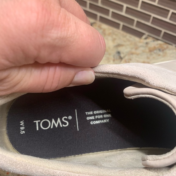 toms amber slip on